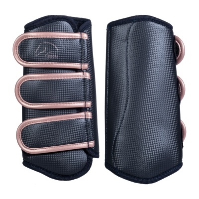 Equipamentos de proteção pretos com tiras rosas e fecho de velcro.