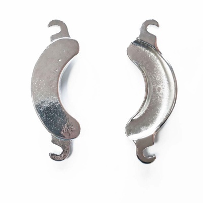 Dois ganchos metálicos curvados prateados sobre fundo branco