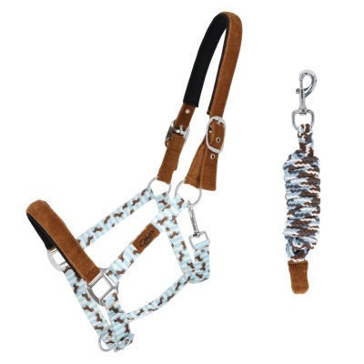 Cabeçada para cavalo azul com padrões castanhos e acolchoamento castanho junto a corda trançada colorida com gancho metálico.