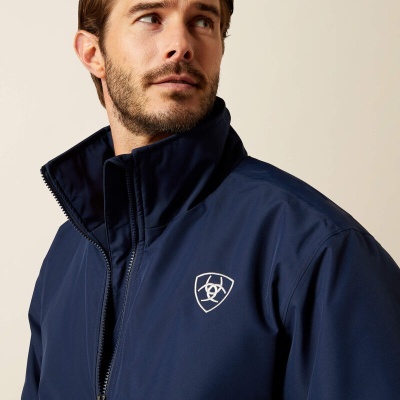 Jacket masculina azul escuro com fecho de correr e logótipo branco bordado