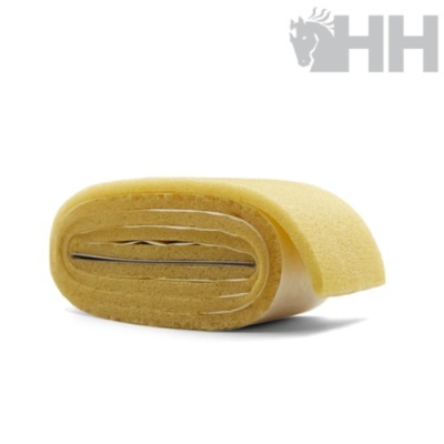 Rolo de lixa amarelo com corte horizontal em fundo branco