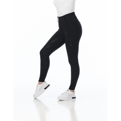 Calças justas pretas com padrão riscado e detalhe prateado, usadas por modelo em fundo branco