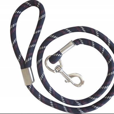 Trela para cão preta com padrão de linhas e acabamento metálico