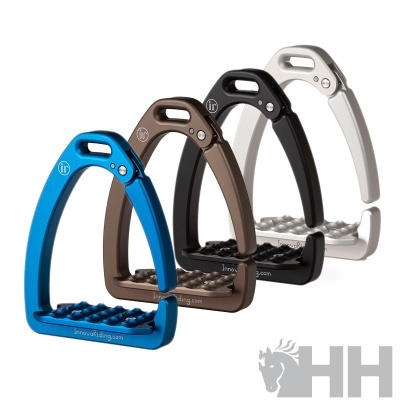 quatro estribos coloridos metálicos para equitação em fila sobre fundo branco com logo HH