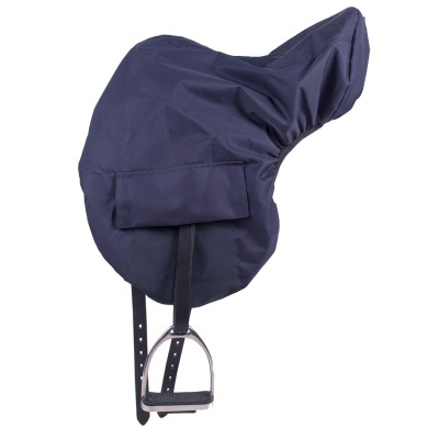 Selim de cavalo com capa azul escura e estribo ao fundo branco