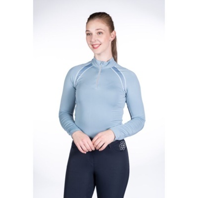 Mulher vestindo camisola desportiva azul clara de manga longa com zíper e calças pretas justas