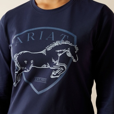 Camisola azul escura com estampa de cavalo e texto ARIAT EST. 1993