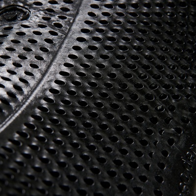 Tapete de carro preto em borracha perfurada