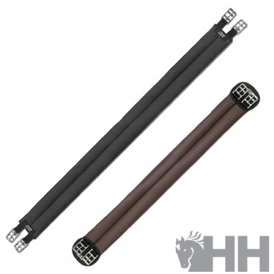 Duas correias de montaria, preta e castanha, com fivelas metálicas em fundo branco e logo HH à direita