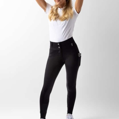 Modelo a usar calças justas pretas com bolso e t-shirt branca em fundo branco