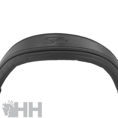 Banda superior preta para capacete com logótipo em relevo e costuras.