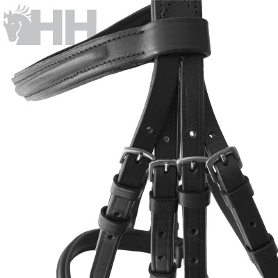 rédea preta de couro com fivelas de metal e logo HH cinza no fundo