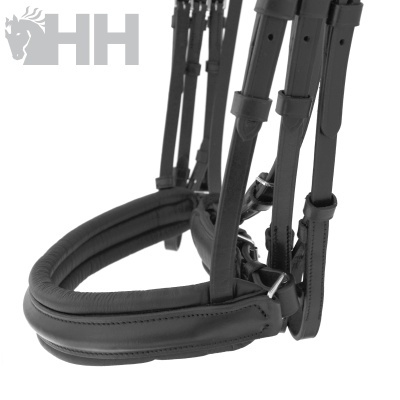 Cabresto de cavalo em couro preto acolchoado com argolas metálicas e logótipo HH