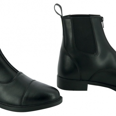 Bota preta de cano curto em pele com elásticos laterais