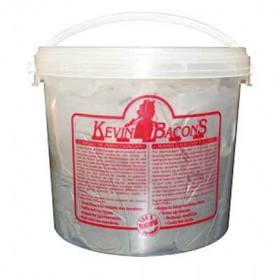 Balde transparente com embalagem Kevin Bacons e texto vermelho