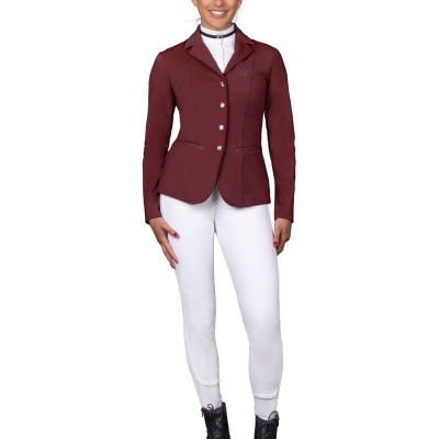 Modelo feminina com roupa equestre, jaqueta bordeaux, calças brancas e botas pretas