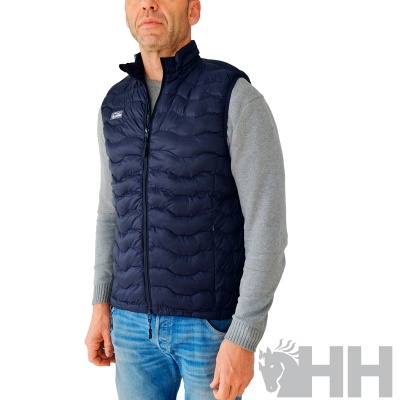 Colete masculino azul escuro acolchoado com fecho de correr usado por homem com camisola cinza e calças de ganga