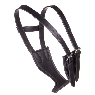 Correias pretas de pele com fivela metálica e parte almofadada