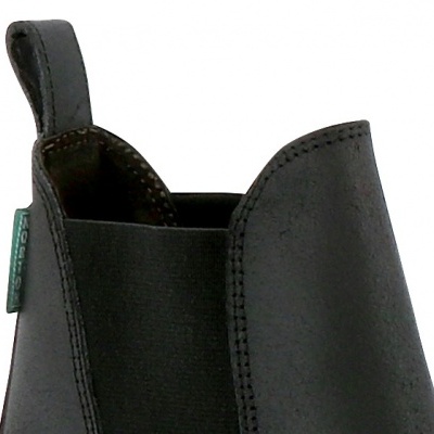 Bota preta em couro com elástico lateral e etiqueta verde