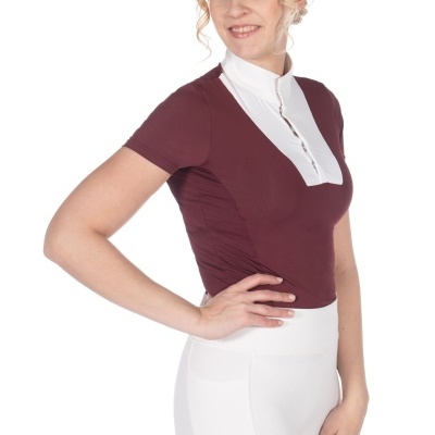 Camisa desportiva bordeaux com gola branca e botões, usada por mulher em fundo branco