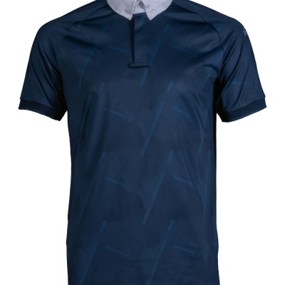 Camisola azul escura com gola branca de botões