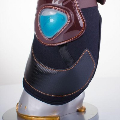 Proteção de perna para cavalo com placa azul translúcida em couro castanho e tecido preto