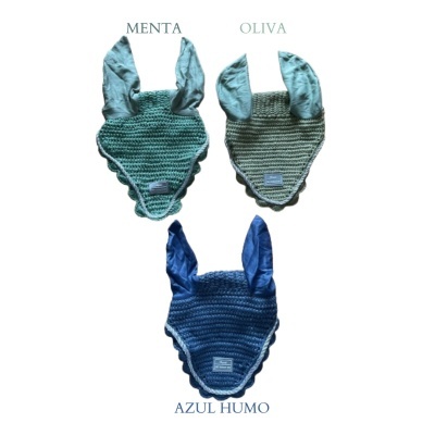 Três protetores de orelhas em crochê com orelhas em tecido nas cores verde menta, verde oliva e azul humo