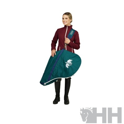 Mulher a transportar bolsa para sela verde com logo branco HH