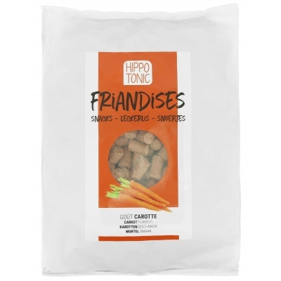 Pacote branco de snacks sabor cenoura com rótulo laranja e texto em várias línguas.