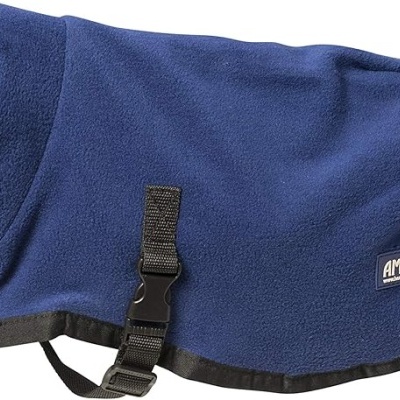 Capa para cão azul em tecido polar com fecho preto e etiqueta AMIGO