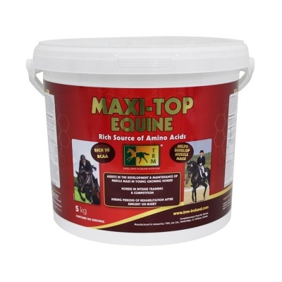 Recipiente plástico branco com rótulo vermelho do suplemento MAXI-TOP EQUINE para cavalos.