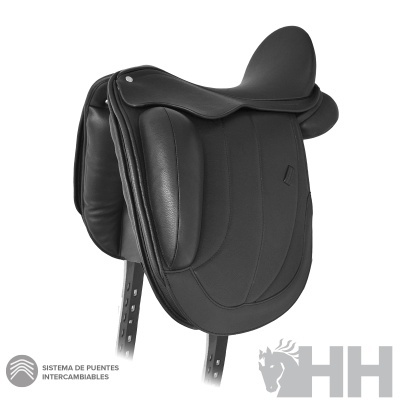 Sela preta para cavalo em couro e material sintético com texturas acolchoadas e estrutura metálica