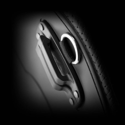 Alça preta e anel metálico prateado em equipamento cinzento com costura visível