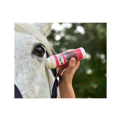 Frasco branco com rótulo a ser aplicado próximo do olho de cavalo branco