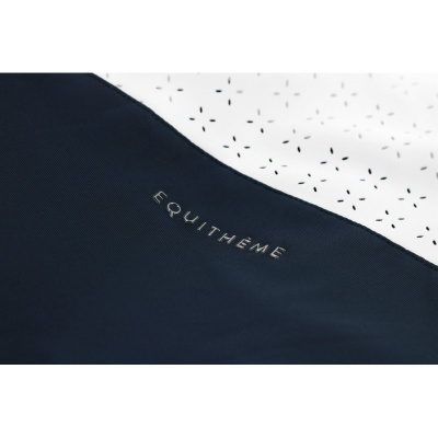 Tecido azul e branco com padrão e texto EQUITHÈME