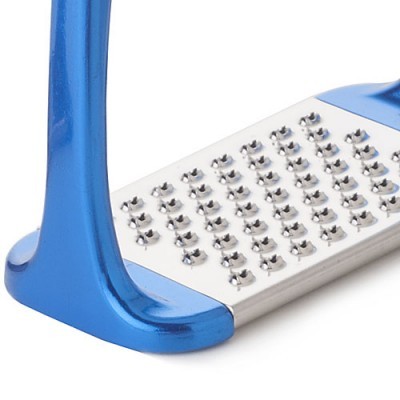 Ralador de metal com base azul e lâmina prateada