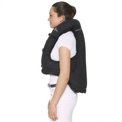 Colete salva-vidas inflável preto em mulher com roupa branca sobre fundo branco