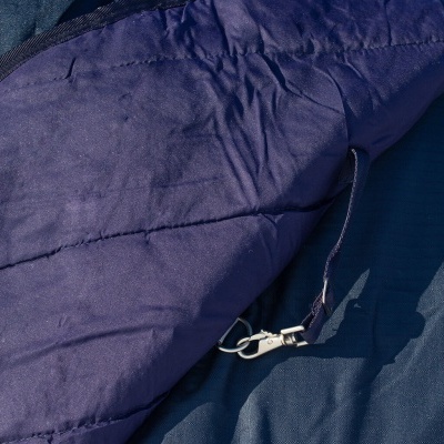 Bolsa ou saco de tecido roxo com fecho metálico