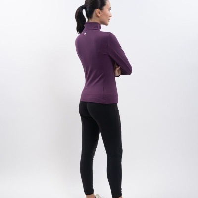 Mulher de costas com camisola violeta e calças pretas