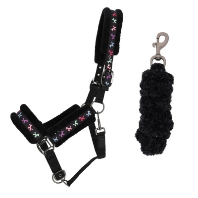 Cabresto preto acolchoado com padrão de cães coloridos e mosquetão com proteção de pelúcia preta.