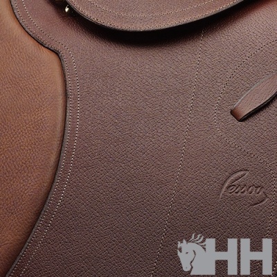 Sela de couro castanho granulada com gravação 'Pexon' e logotipo de cavalo HH