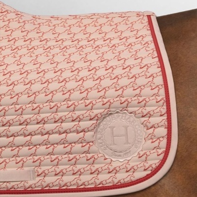 Manta para cavalo rosa claro com padrão de cavalos vermelhos e selo HARCOUR