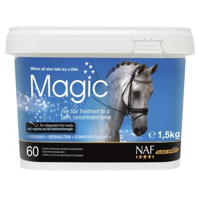 Embalagem branca com rótulo azul e imagem de cavalo cinzento, produto Magic para cavalos