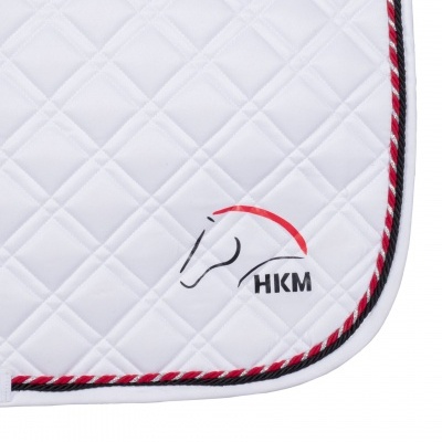 Manta branca para cavalo com padrão matelassê e logótipo HKM