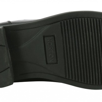 Sola preta de sapato social com padrão de riscas