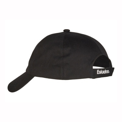 Boné preto com pala curva e fecho ajustável com etiqueta Eskadron.