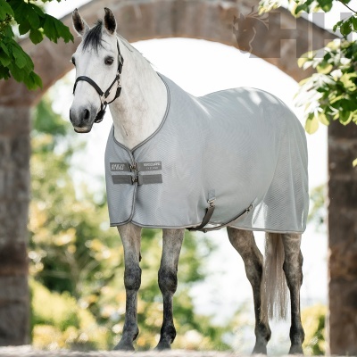 Cavalo branco com pelego cinzento claro em malha, marca AMIGO HORSEWARE IRELAND