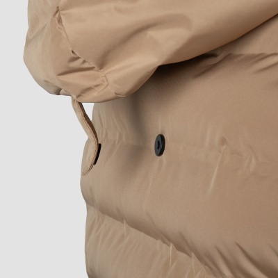 Casaco acolchoado bege com botão preto