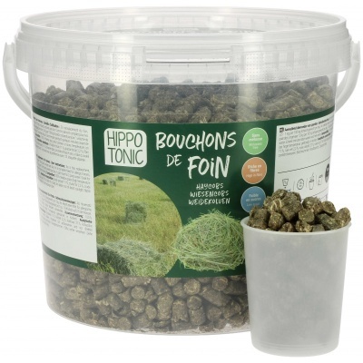 Embalagem transparente com pellets verdes e rótulo verde com texto Hippo Tonic Bouchons de Foin