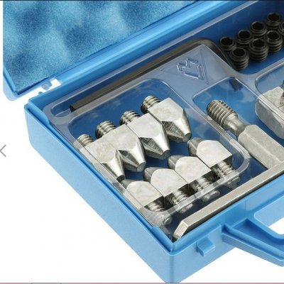 Estojo azul com ferramentas metálicas e parafusos organizados